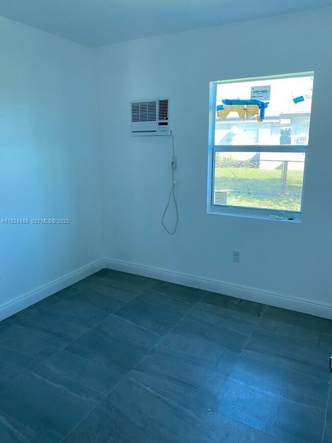 Building Photo - 4023 SW 19th St