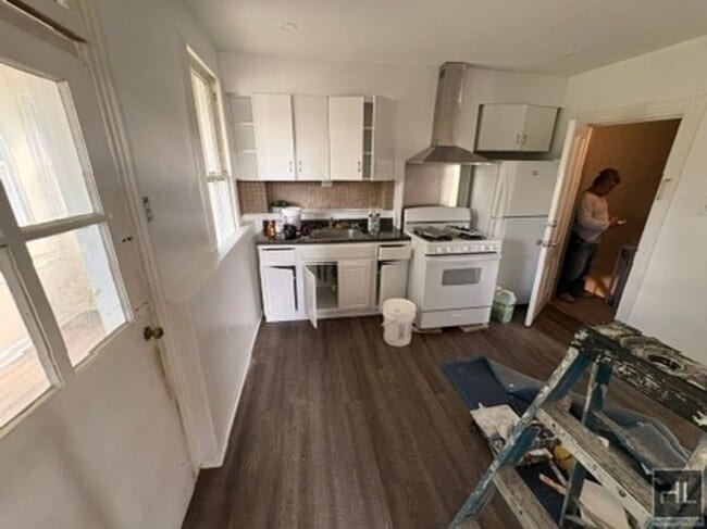 Building Photo - 82 William St