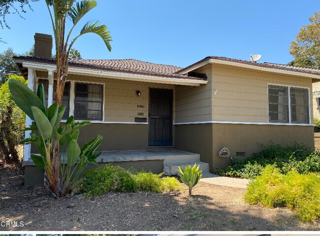 Building Photo - 1523 N Grand Oaks Ave