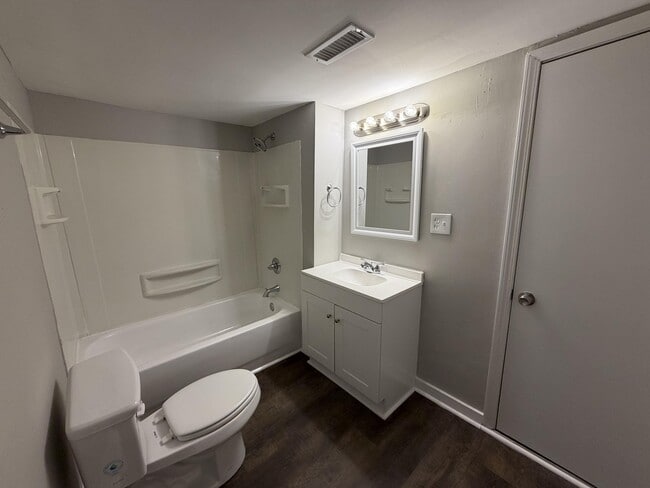 Building Photo - 142 E Forest Dr