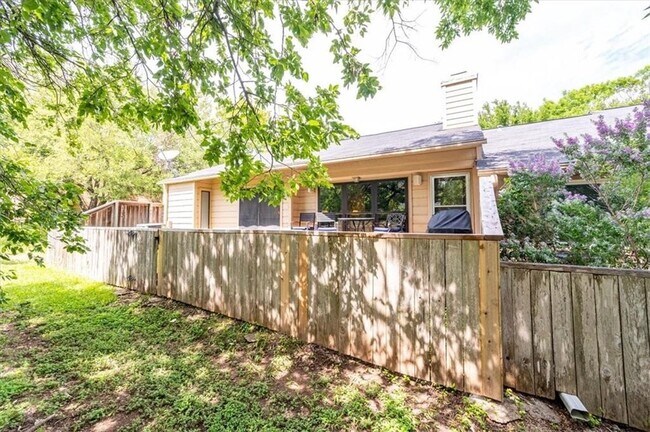 Building Photo - 7211 Lakewood Dr