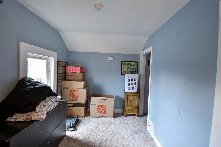 Upstairs Bedroom 1 pic 2 - 161 17th St N