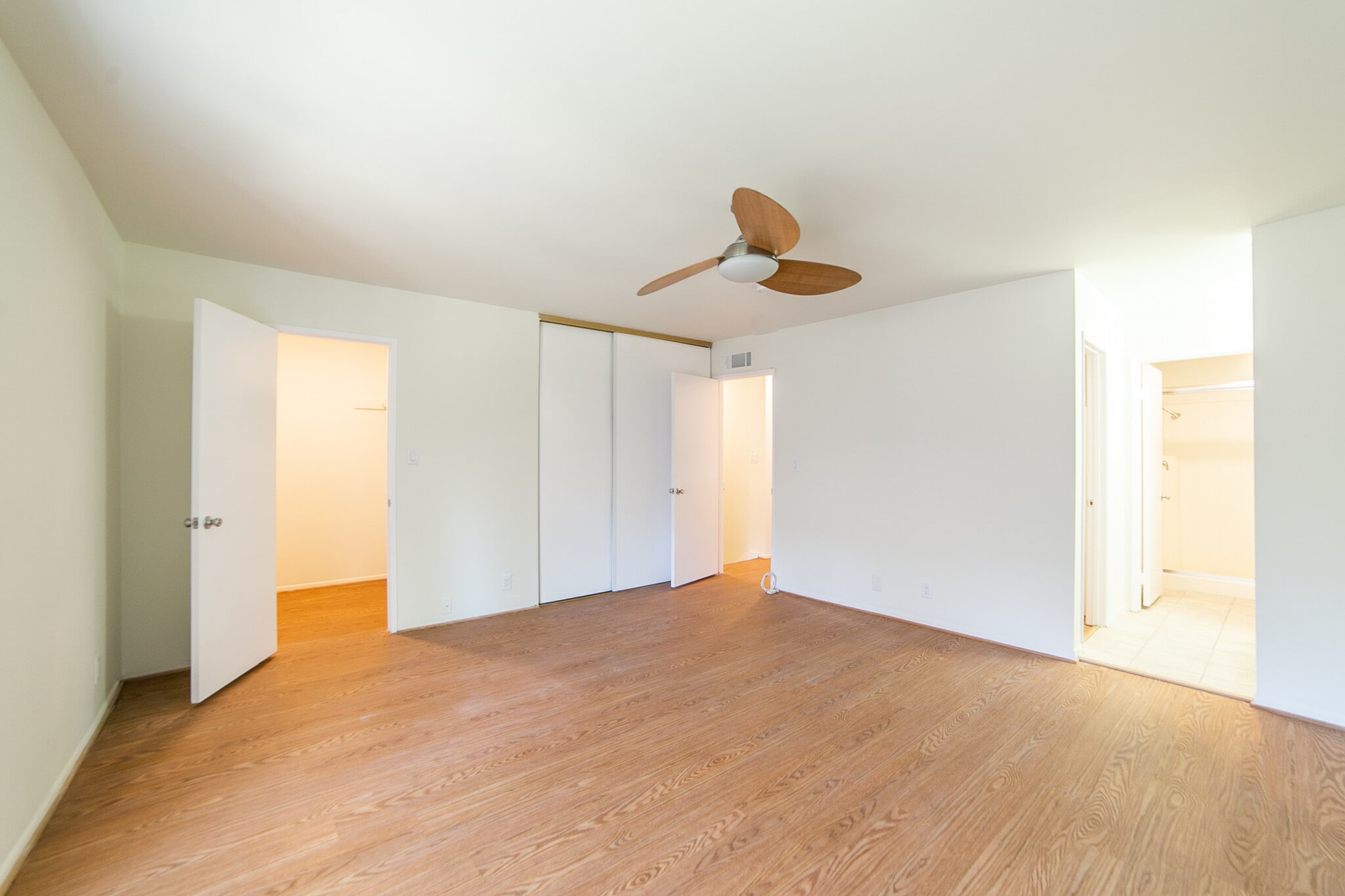 Building Photo - 9743 Reseda Blvd #3