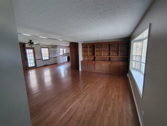 Building Photo - 700 Peachtree Ln