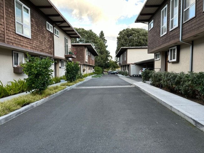 Building Photo - EPIC REA: 2 BR/1 BA Townhome w/ 1 Parking in Great Corte Madera