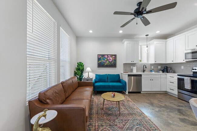 Building Photo - 500 Highland Oaks Ln