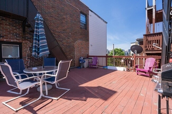 Building Photo - 165 Saratoga St