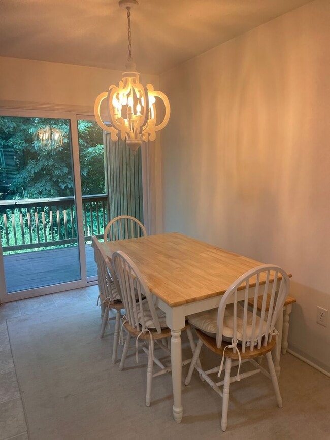 Building Photo - 2 BR 2.5 Bath Townhome