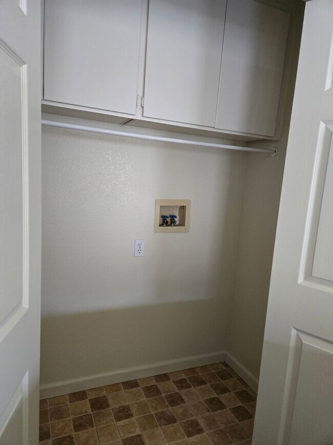 Building Photo - East Roseville - 3 Bdrm, 2 Bath located in...