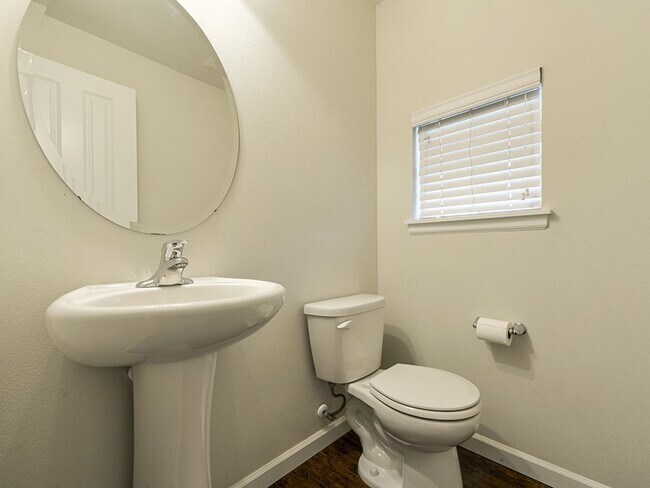 Building Photo - Stunning 4+ Bedroom 2.5 Bath Lea Hill, Auburn