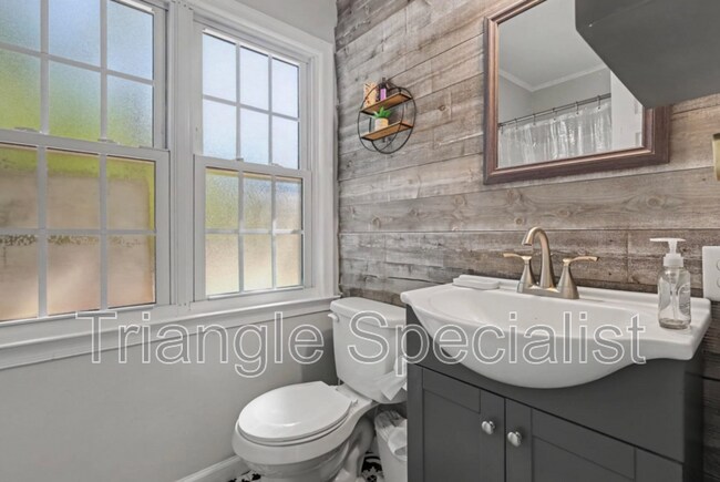 Building Photo - 4101 Pickwick Dr