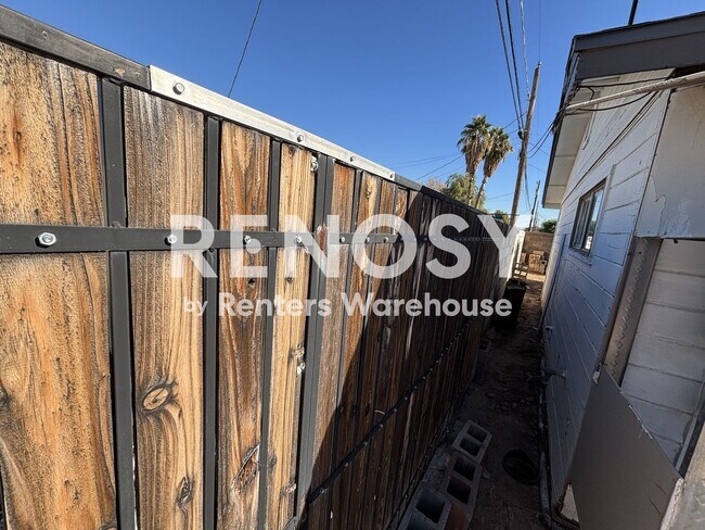 Building Photo - Modern, Solar Energy, 2-Bedroom detached Casita!