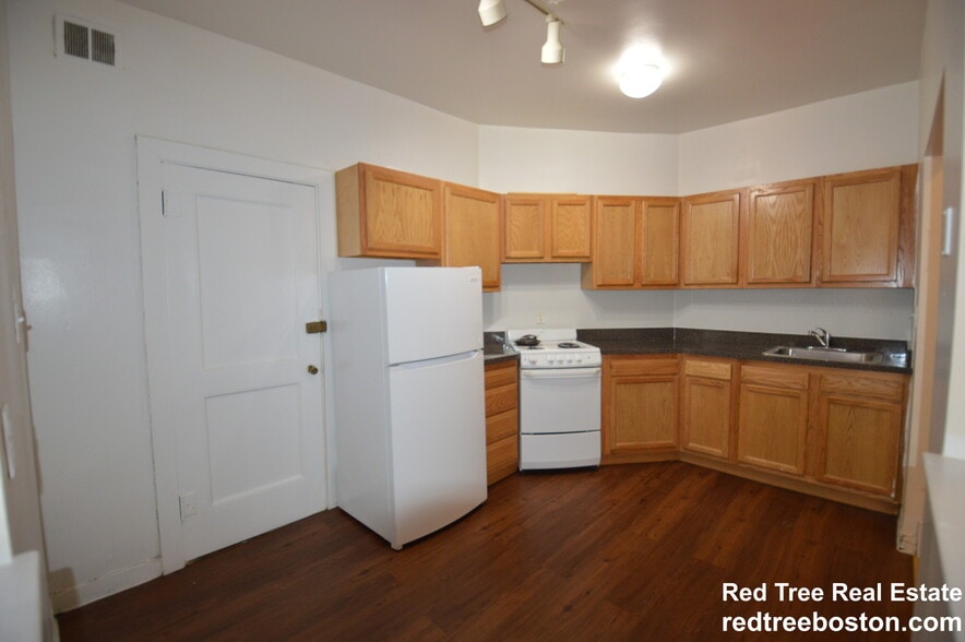 Building Photo - 1595 Beacon St