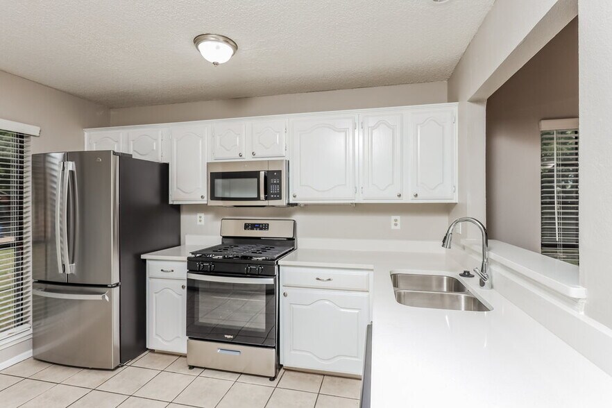 Building Photo - 236 Sunset Dr