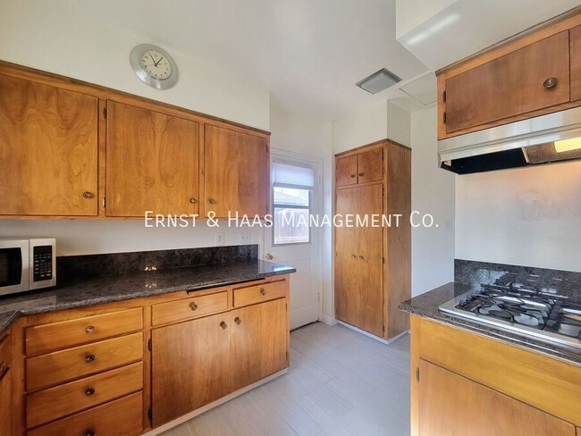 Building Photo - Beautiful Bixby Knolls 2 Bedroom Home with...