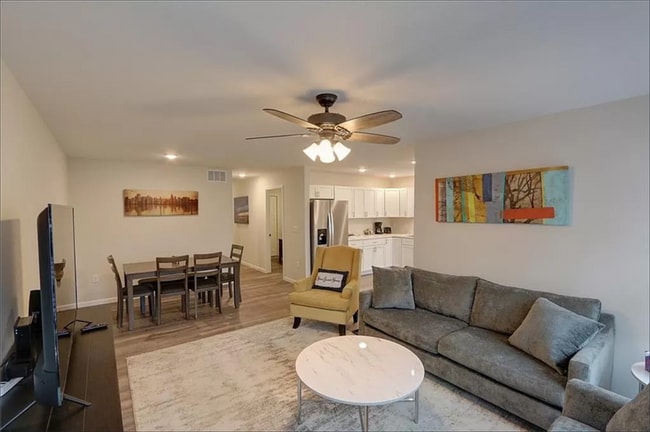 Building Photo - 10008 Aspen Ln