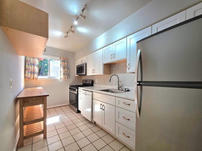 Building Photo - 2704 Dartmouth Rd