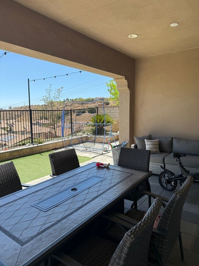Building Photo - Home in Gated Five Knolls Community | 5 Bedrooms