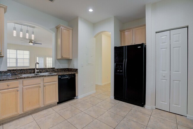 Building Photo - 158 W Thatch Palm Cir