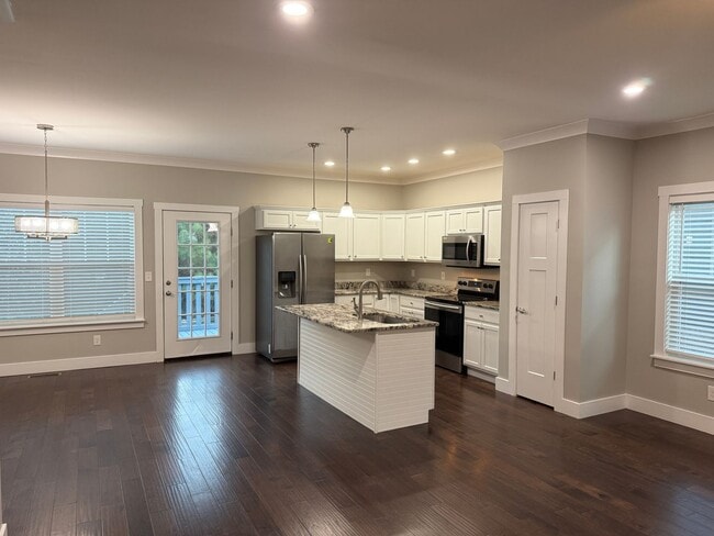 Building Photo - Spacious & Convenient!