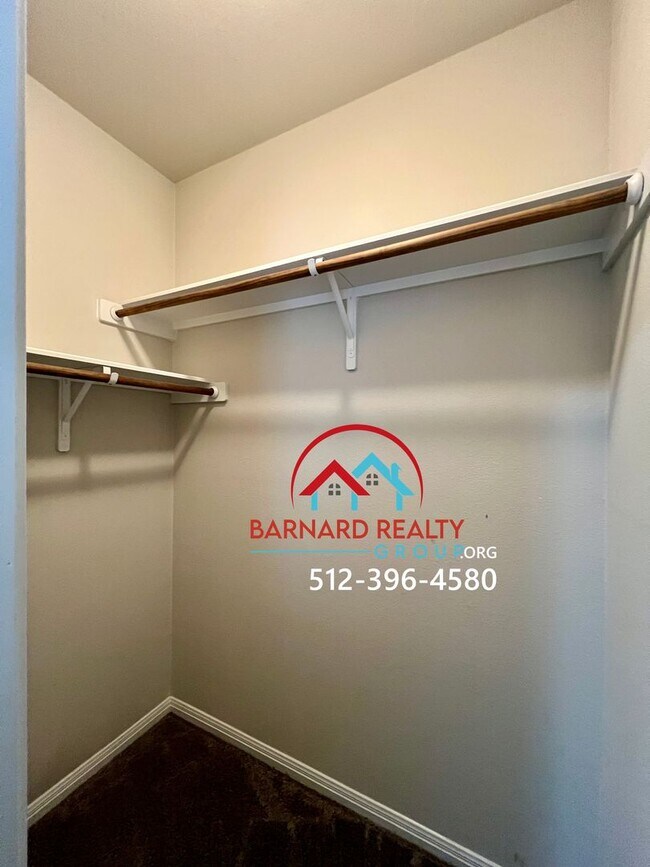 Building Photo - **APPLICATION PENDING!**2 bed/2 bath in De...