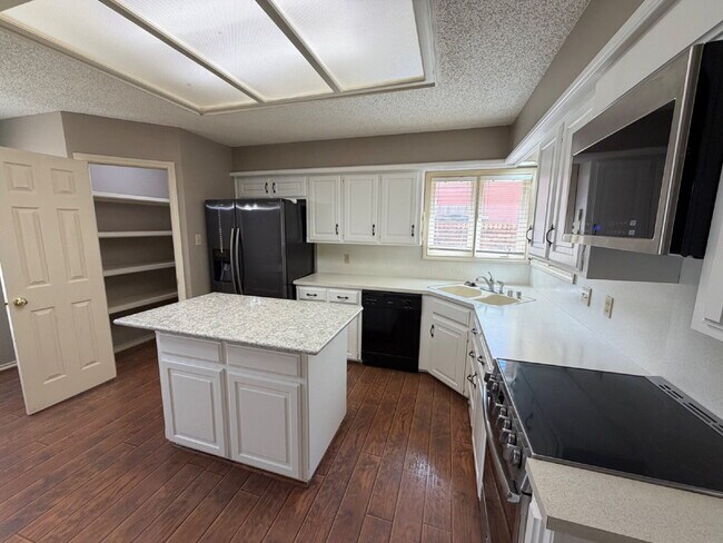 Building Photo - Nice Modern Home Located In Whisper Wood Near Tech. Includes access to pool & tennis court.