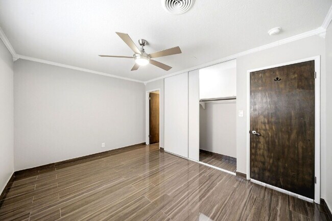 Building Photo - 2013 Las Verdes St