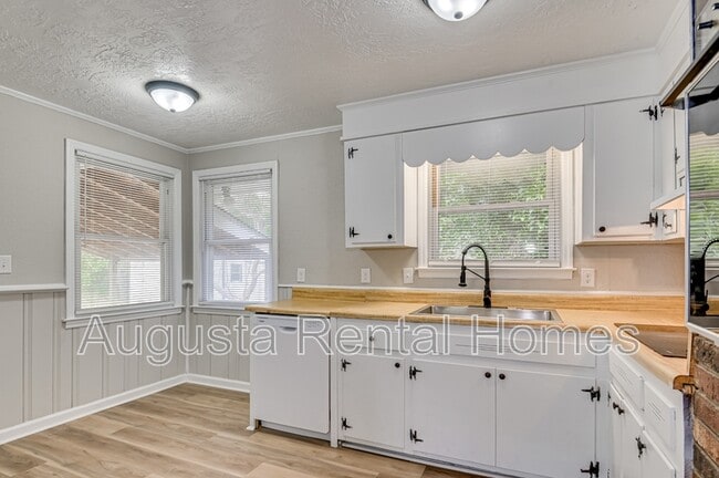 Building Photo - 323 Pineview Dr