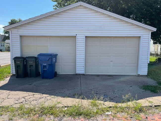 Building Photo - 2 bedroom house with garage!