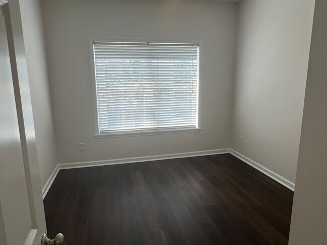 Building Photo - Beautiful Home, Mid-Island in Yacht Cove!