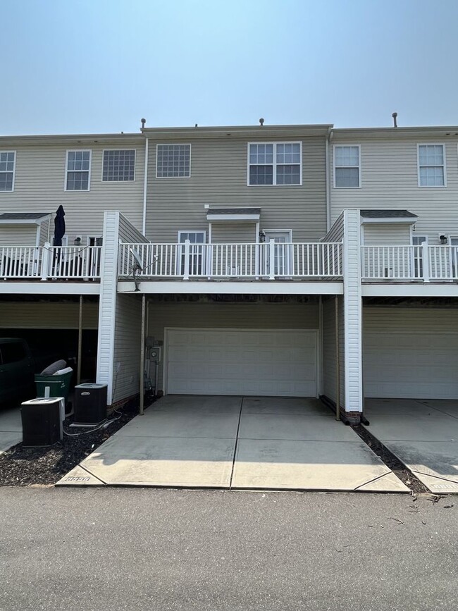 Building Photo - 3 Bed, 3 Story Townhome in desired Ayrsley