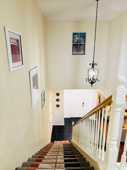 Building Photo - 1985 Meridian St