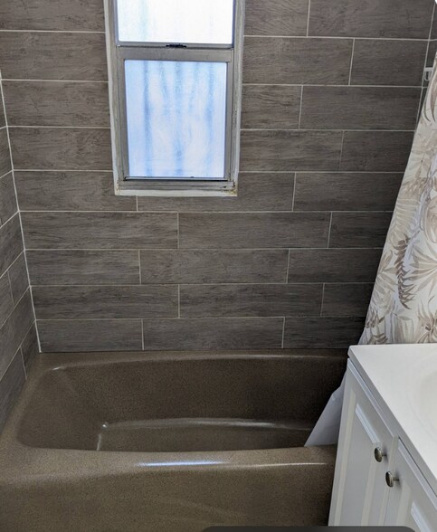 Building Photo - 2622 E 109th Ave