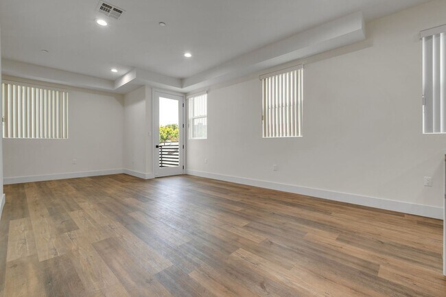 Building Photo - 4 Bed / 4 Bath Townhome in Sawtelle