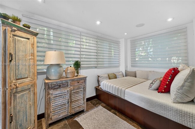 Building Photo - 14 W San Marino Dr