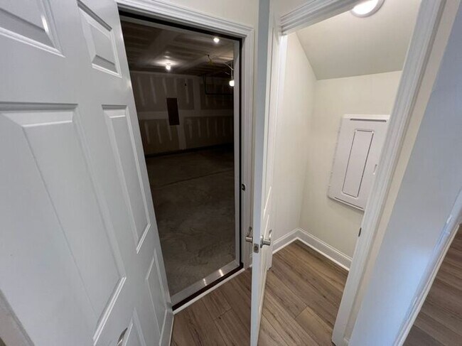 Building Photo - LIKE NEW 4 Bedroom Home w/ Ground Floor Be...
