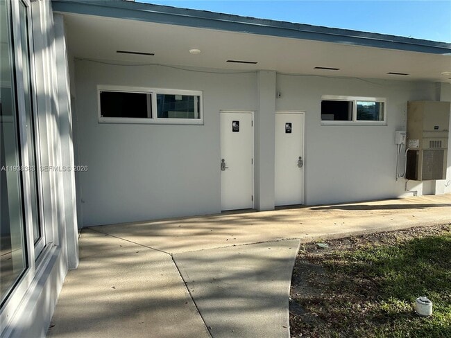 Building Photo - 2420 Park Ln