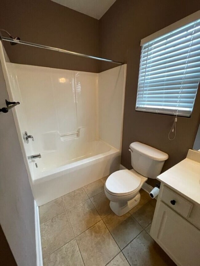 Building Photo - Spacious 3 Bed/ 3 Bath Townhome with two A...