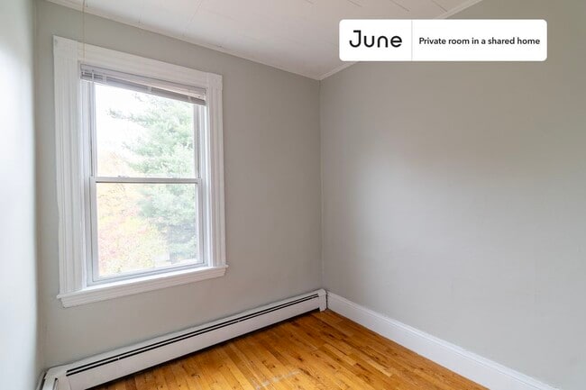 Building Photo - Room in Shared 4 bed/1 bath home