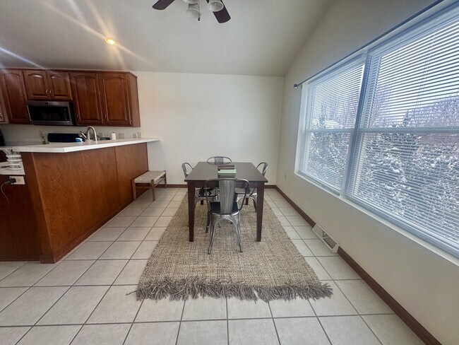 Building Photo - 2037-2039-2039 River Point Ct