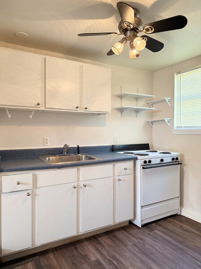 Building Photo - Great Rear Unit with Loft!