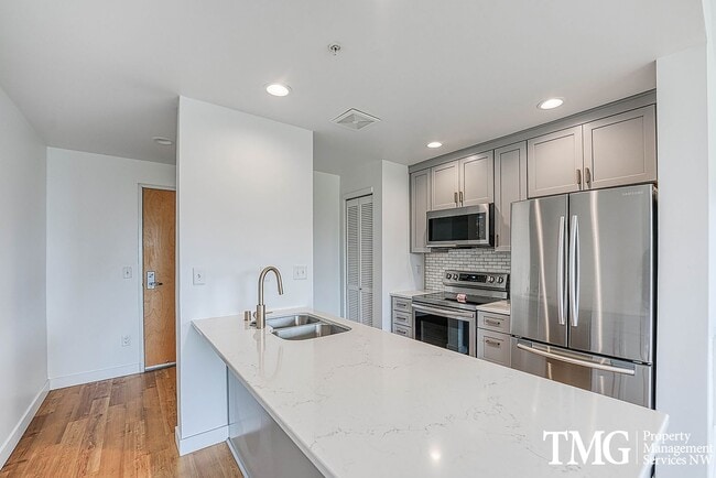 Building Photo - Top-Floor 2BD/2BA Condo w/ Stunning Park Views & Utilities Included