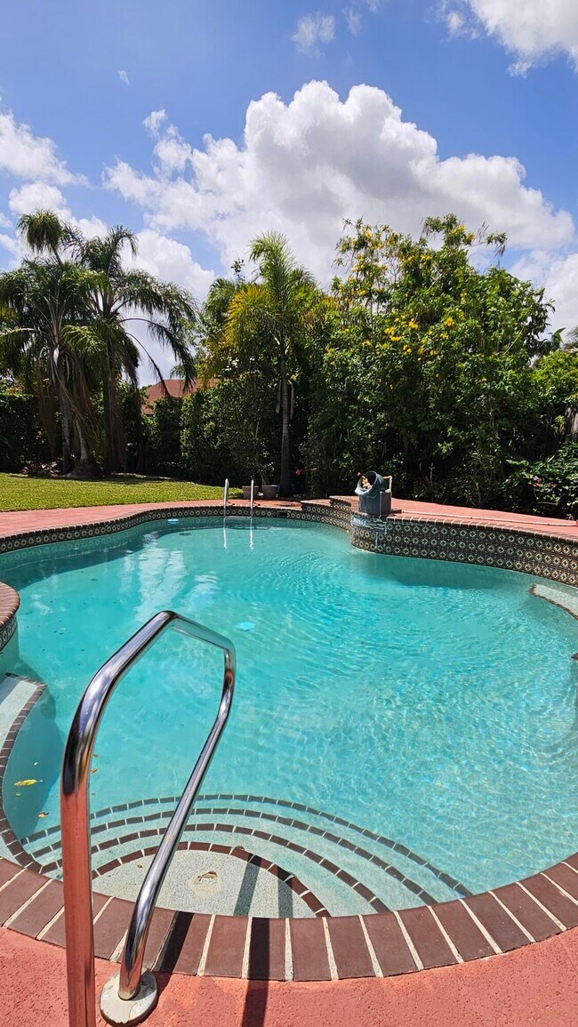 Building Photo - 12157 Sycamore Ln