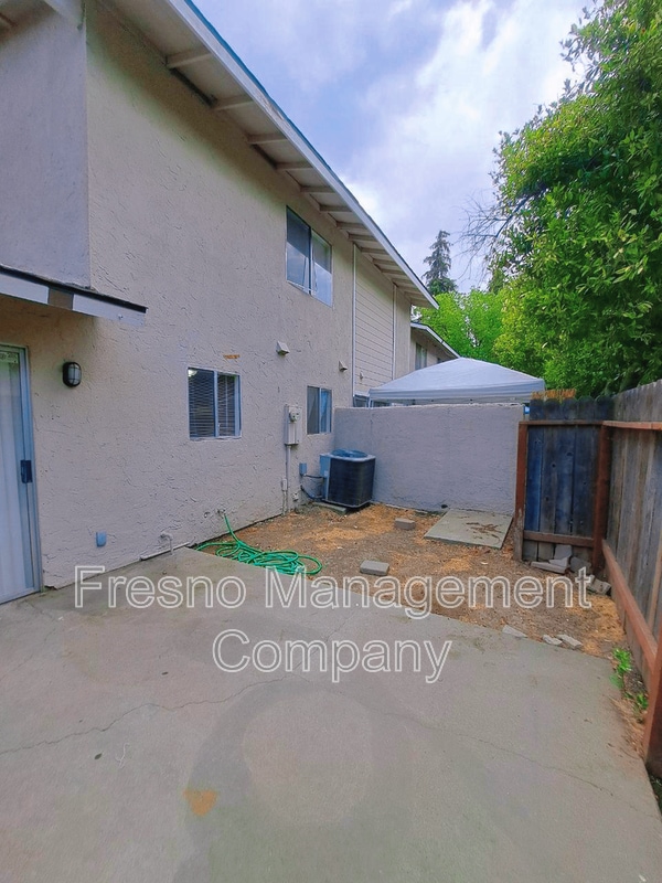 Building Photo - 4765 N Cedar Ave