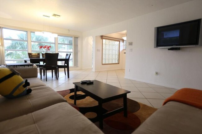 Building Photo - 3 bedroom in Hollywood FL 33020