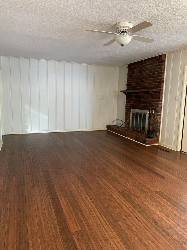 Building Photo - 2 bedroom 1.5 bath
