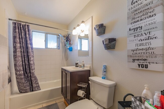 Building Photo - Super cute updated home!