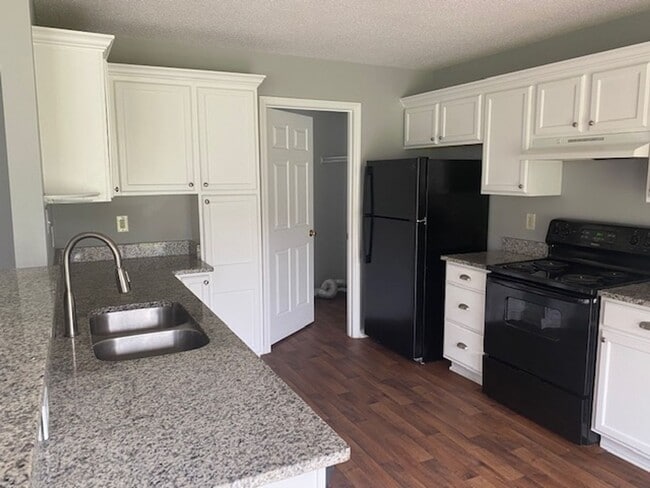 Building Photo - 4405 Jordan Oaks Way