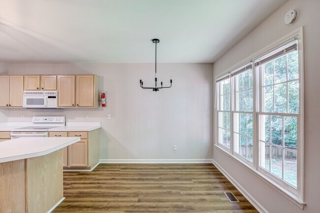 Building Photo - Charming 3 Bedroom Home