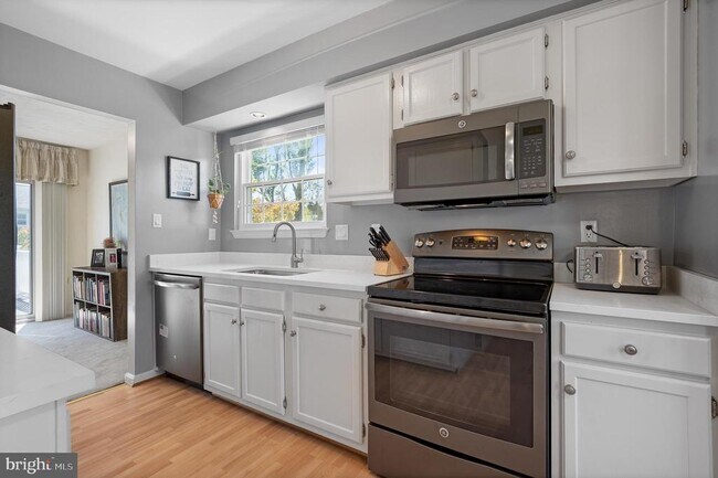 Building Photo - 1615 Spottsworth Way